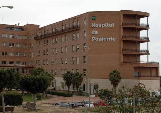 Los médicos de Poniente recogen firmas contra la reorganización del hospital