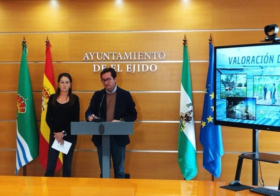 Francisco Góngora y Aránzazu Martín, en el Ayuntamiento de El Ejido.