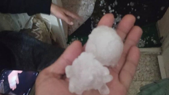 La fuerte granizada destroza invernaderos, anega carreteras y daña cientos de vehículos en El Ejido