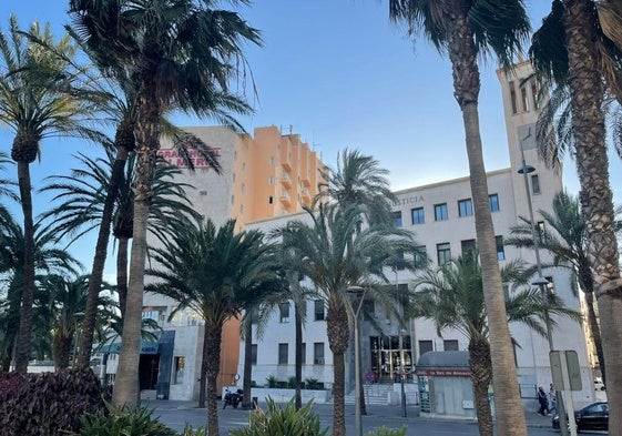 Absuelven al acusado de emplear sin contrato a mujeres para «alterne» en El Ejido al no ver relación laboral
