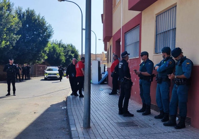 Agentes de Policía Local y Guardia Civil durante el desalojo.