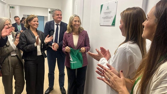 La consejera de Salud dice que el Hospital de Poniente mantendrá su cartera de servicios y rechaza un «desmantelamiento»