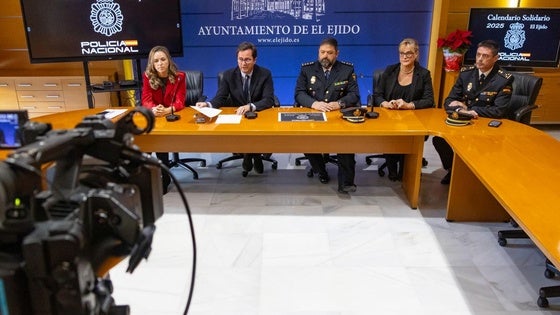 Policías de El Ejido, en un calendario para ayudar a los afectados de la DANA en Valencia