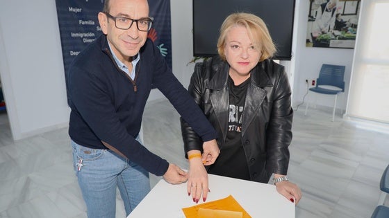 El Ayuntamiento reparte 2.000 pulseras naranjas con las que apuesta por una Navidad inclusiva y accesible