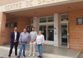 El parlamentario del PSOE de Almería, Mateo Hernández Tristán, junto al portavoz socialista en El Ejido, José Miguel Alarcón, y concejales socialistas.