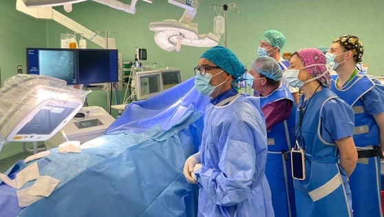 La Unidad del Dolor del Hospital de Poniente incorpora un tratamiento sin cirugía para hernias discales