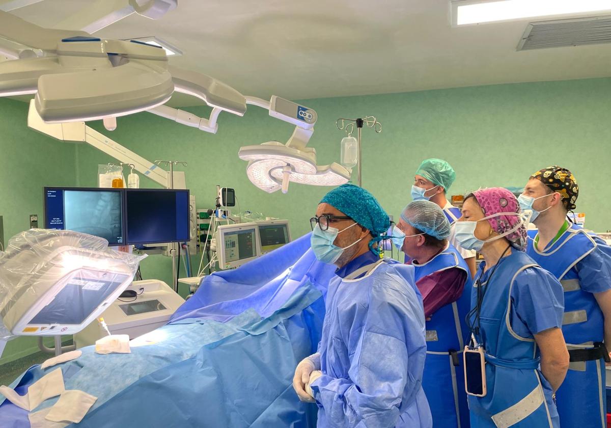 La Unidad del Dolor del Hospital de Poniente incorpora un tratamiento sin cirugía para hernias discales