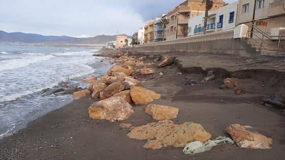 Con sombrillas y toallas: así protestarán los balermeros por su playa a la puerta de la Subdelegación de Almería