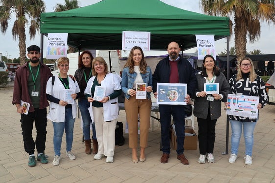 Ayuntamiento y Distrito promueven una campaña sobre alimentación saludable en el mercadillo semanal a iniciativa de RELAS