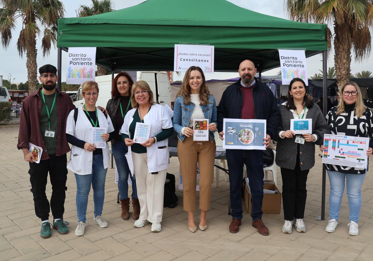 Ayuntamiento y Distrito promueven una campaña sobre alimentación saludable en el mercadillo semanal a iniciativa de RELAS