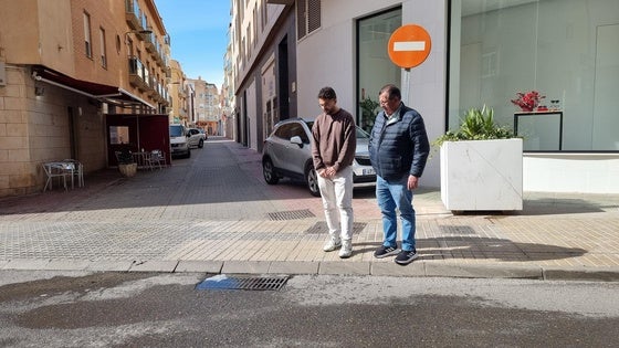 El PSOE denuncia «el hedor» que desprenden varias alcantarillas de la calle Barcelona