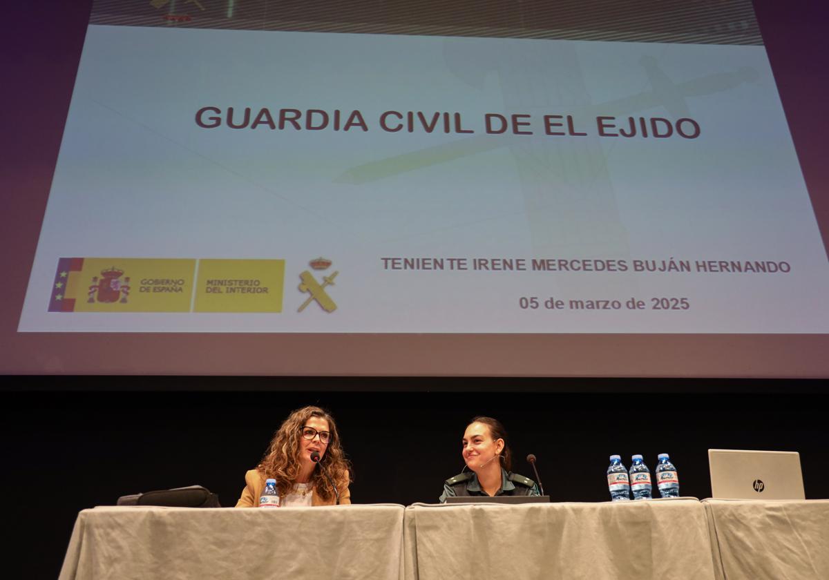 La teniente de la Guardia Civil Irene Buján ofrece una charla bajo el título 'Mujeres referentes'