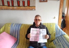 Juan Corral posa con los documentos para IDEAL.