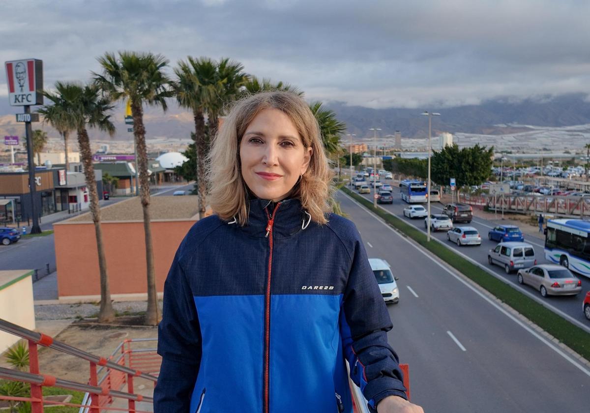 La parlamentaria andaluza del PP en Almería, Julia Ibáñez, a unos pocos metros de la Autovía A-7 en el municipio ejidense.