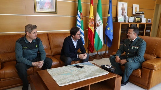 Francisco Góngora recibe al nuevo capitán de la Guardia Civil de El Ejido