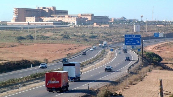 El Parlamento andaluz urge a realizar este año los nuevos enlaces de la A-7 en El Ejido