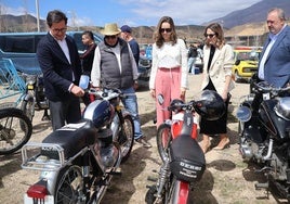 El alcalde de El Ejido conoció vehículos antiguos en Pampanico.