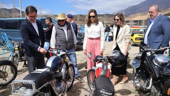 Más de un centenar de coches y motos participan en la I Concentración de Vehículos antiguos de Pampanico