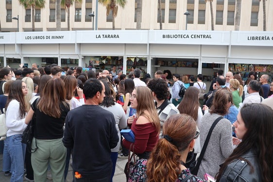 Inma Rubiales, Reyes Monforte y Defreds dejan pequeña la plaza Mayor de El Ejido