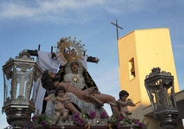 Nuestra Señora de Las Angustias y el Cristo de la Buena Muerte, en procesión