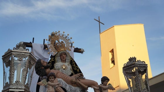 Nuestra Señora de Las Angustias y el Cristo de la Buena Muerte, en procesión