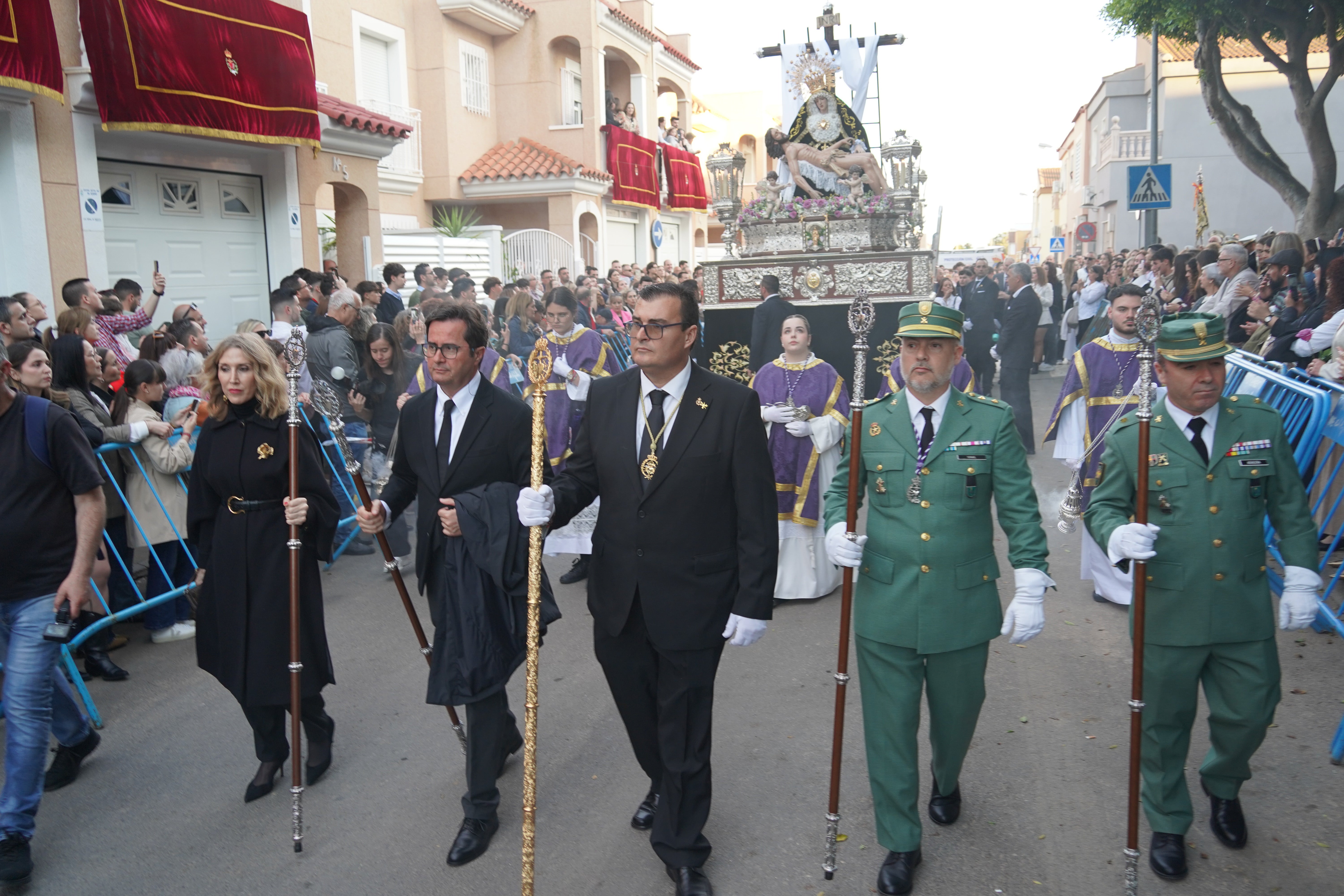 Nuestra Señora de Las Angustias y el Cristo de la Buena Muerte, en procesión