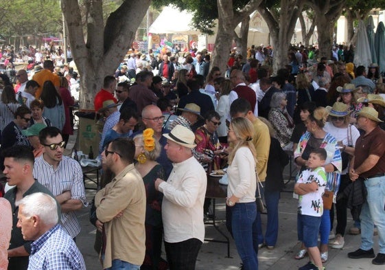 Varios vecinos hacen colan para probar productos de la tierra.