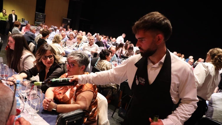 Unas 150 personas disfrutan de la 'Cata de Vinos' de San Marcos en el Teatro Auditorio
