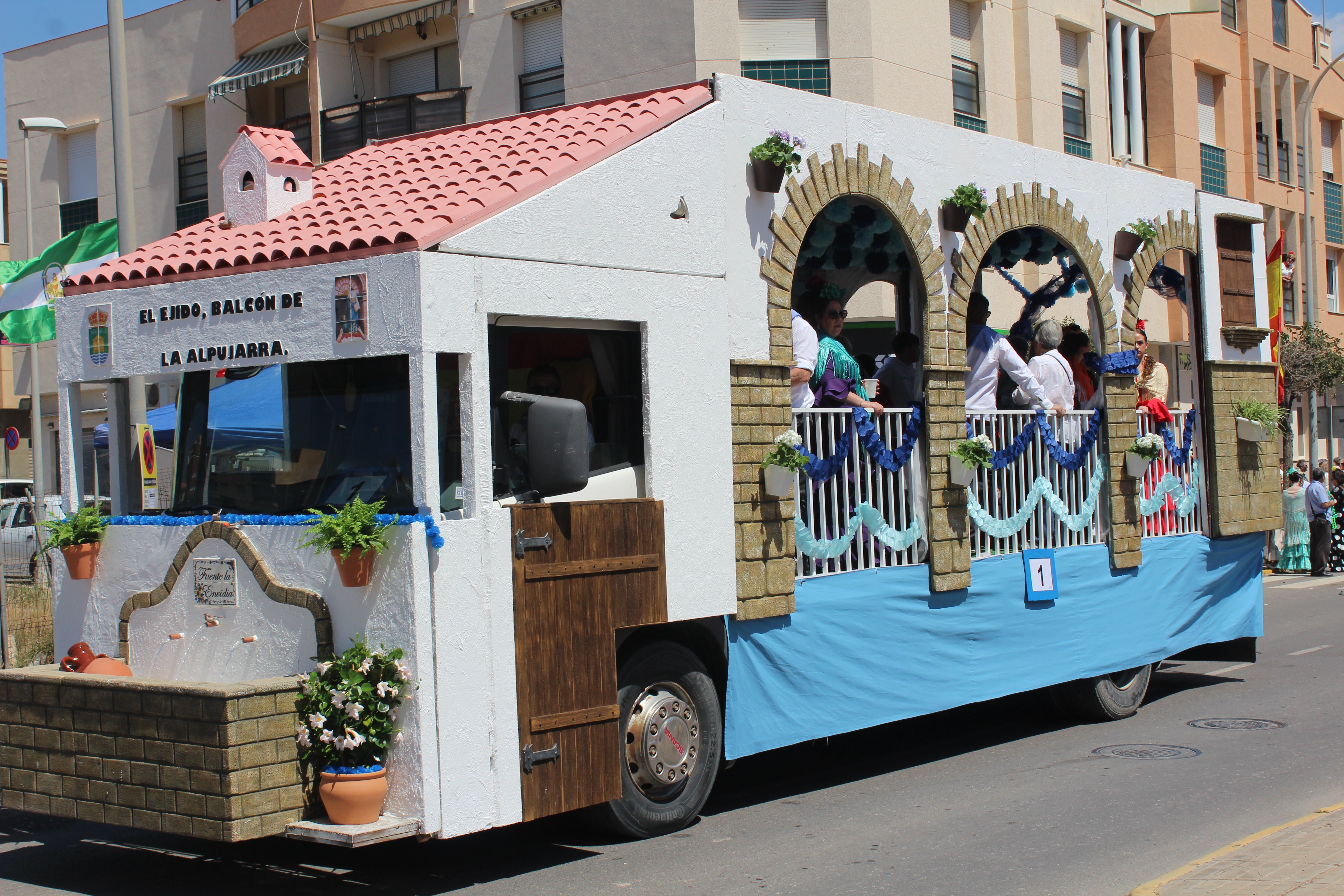 Colorido en la procesión - romería de San Marcos, en imágenes