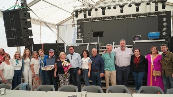 Un matrimonio recibe un reconocimiento durante las Fiestas de Ejido Norte