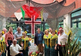 Una de las Cruces de Mayo ganadadoras del concurso en El Ejido.