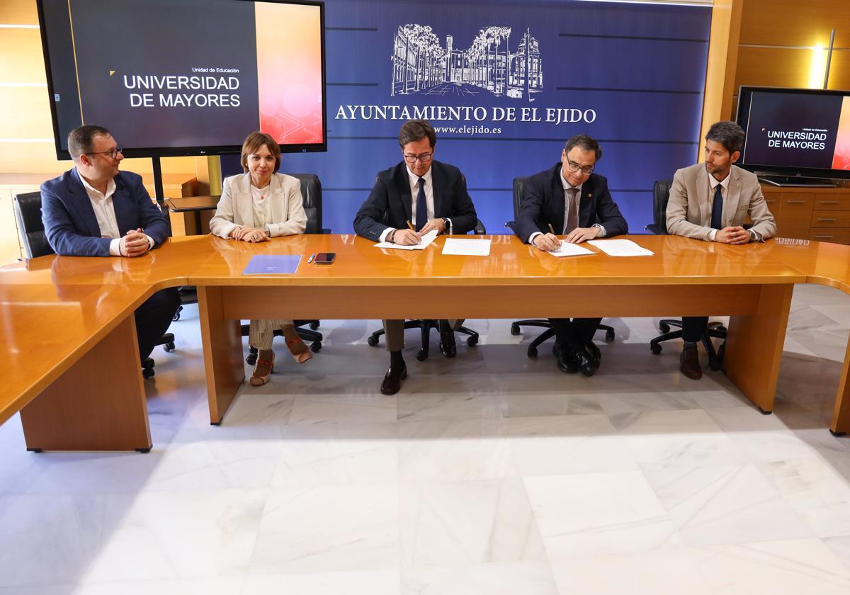 El alcalde de El Ejido, Francisco Góngora, firma el convenio junto al rector de la UAL, José Céspedes.