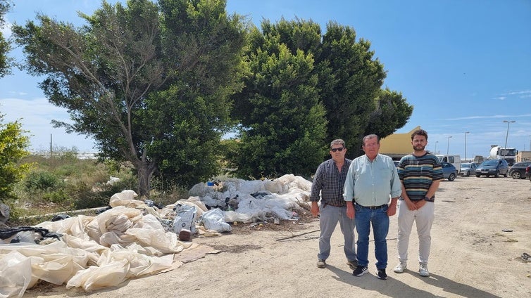 Exigen la limpieza de plásticos existentes a la entrada de Matagorda