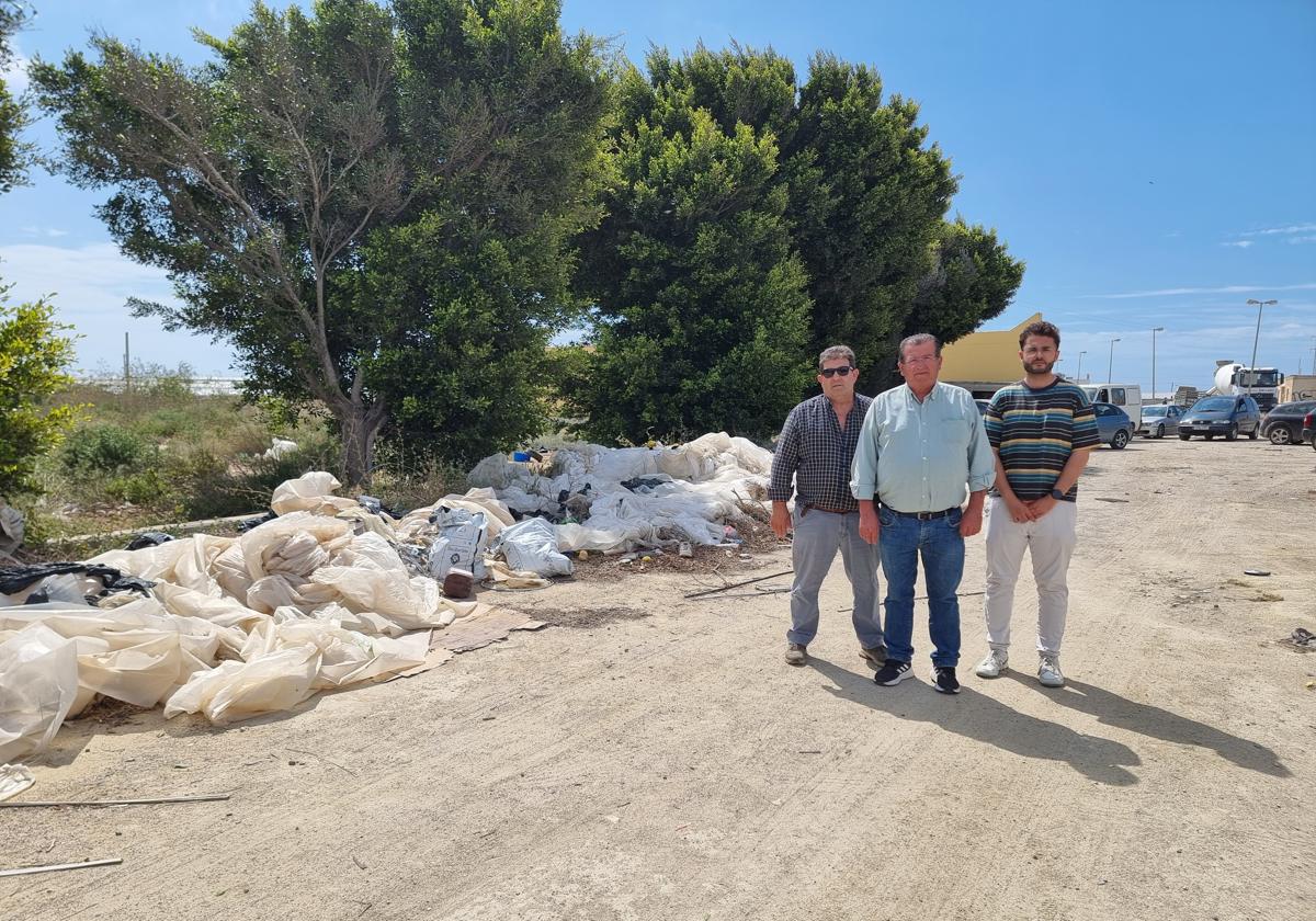 Exigen la limpieza de plásticos existentes a la entrada de Matagorda
