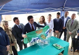 El alcalde de El Ejido, Francisco Góngora, muestra la bandera del municipio junto a la delegada de la Junta, María del Carmen Castillo.