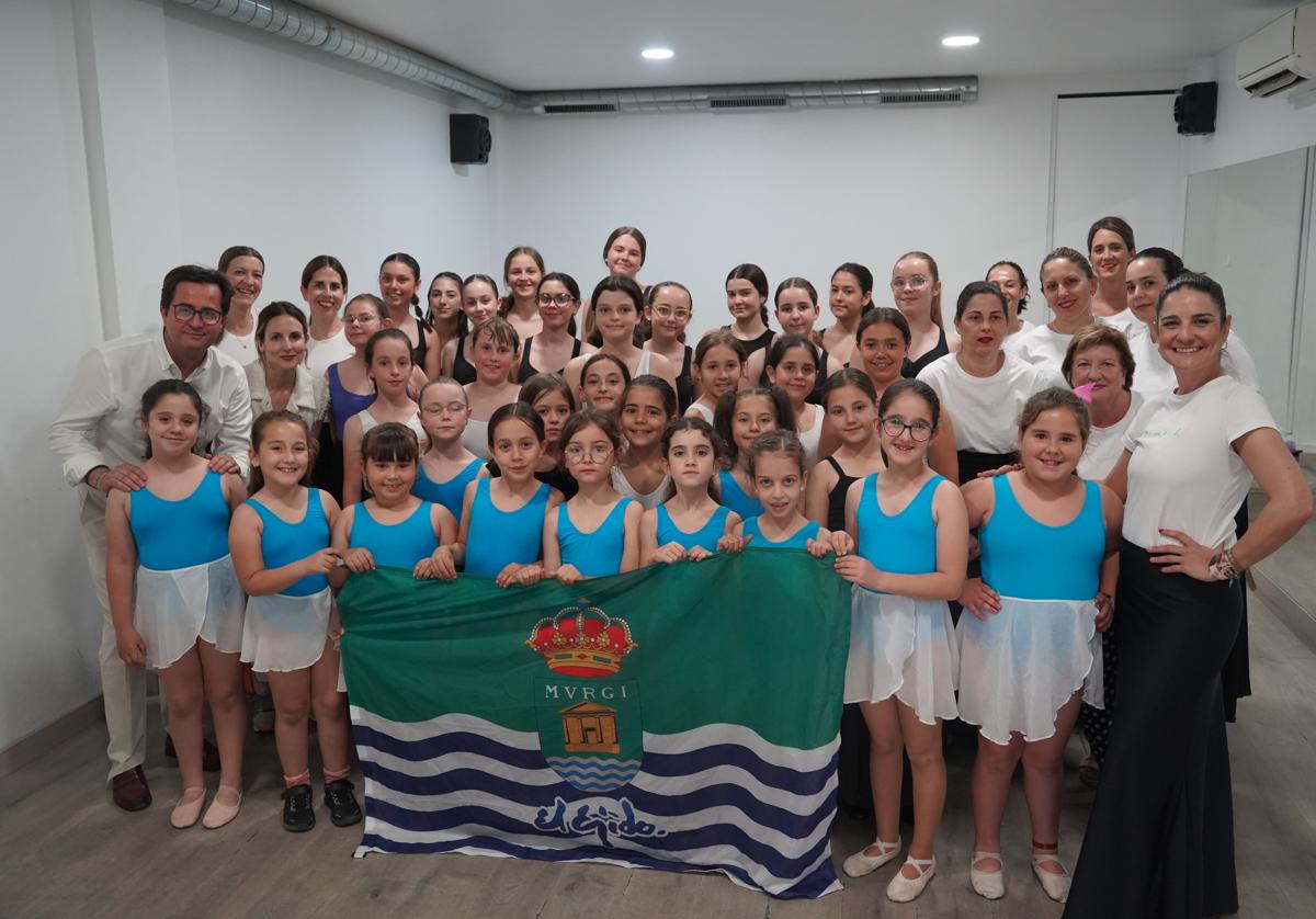 Alumnos de la academia posan con la bandera de El Ejid.