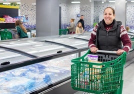Una usuaria compra varios productos en uno de los establecimientos que tiene Mercadona a lo largo y ancho de todo el país.