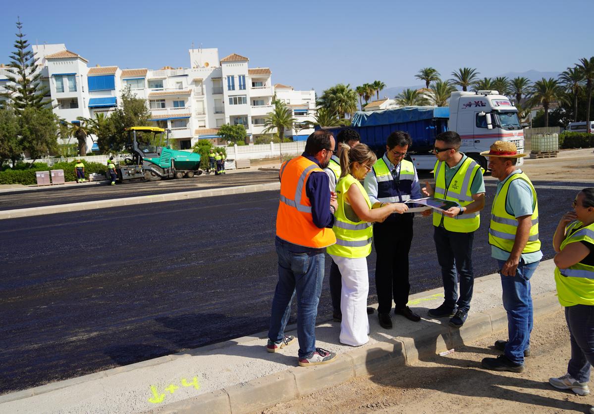 El alcalde supervisa los trabajos que se están desarrollando en este espacio de Almerimar.