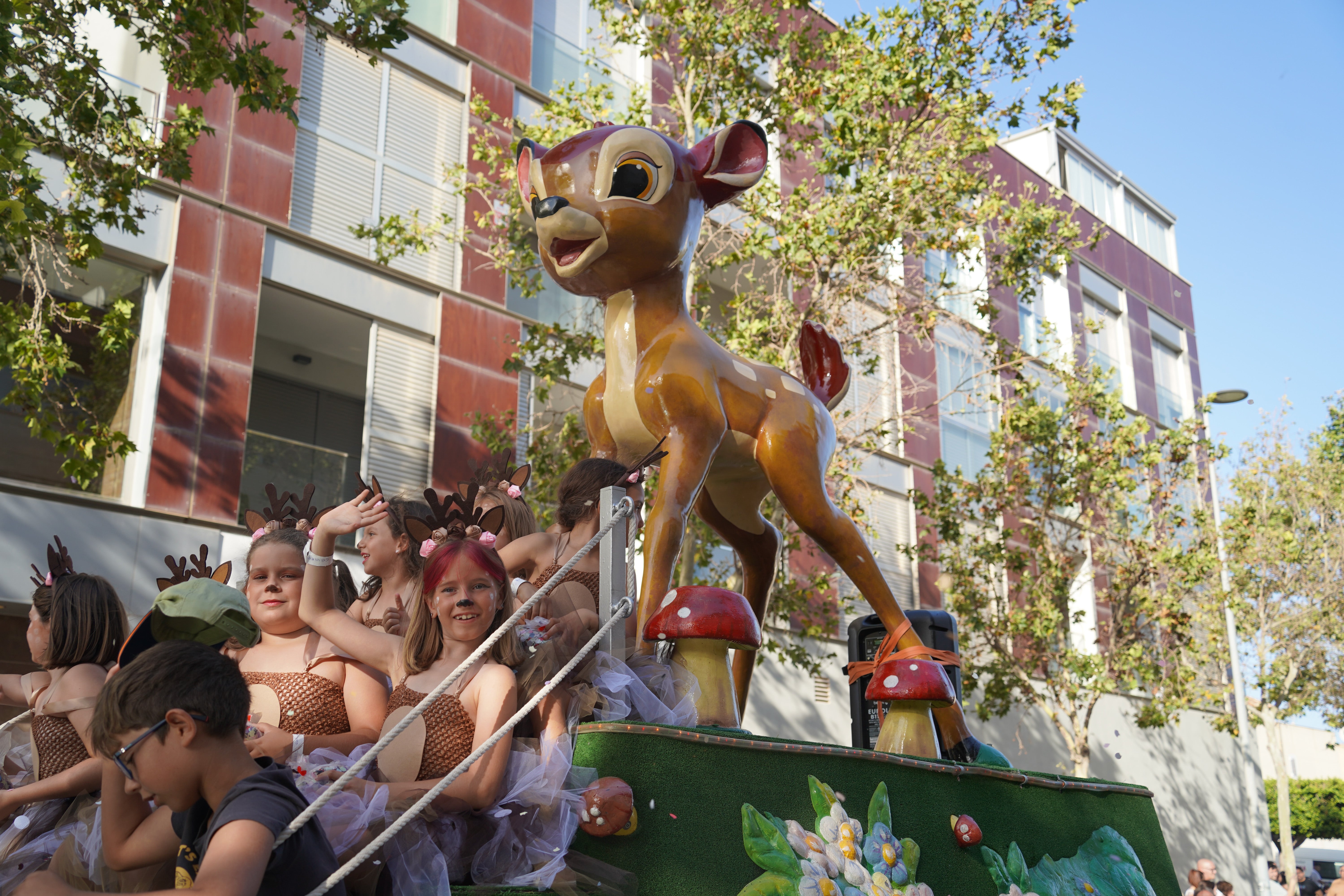 Animales divertidos y dibujos animados por la Batalla de Flores de San Isidro, en imágenes