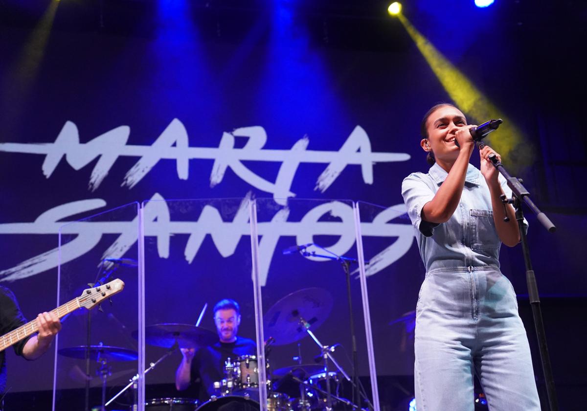 Marta Santos pone ritmo a las Fiestas de San Isidro con su estilo, en imágenes