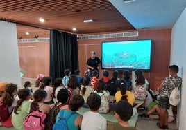Moisés Palmero, educador medioambiental, ofrece una charla sobre naturaleza en el municipio.