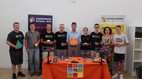 La apuesta de El Ejido: diversión en torno a las técnicas para montar un cubo de rubik