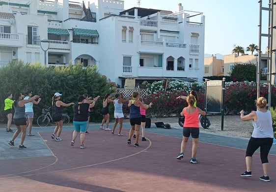 Una sesión de gimnasia al aire libre en el municipio.
