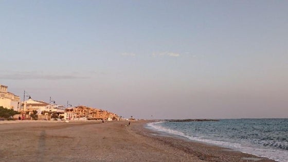 Fallece una mujer de 77 años por parada cardiorespiratoria en una playa de Almerimar