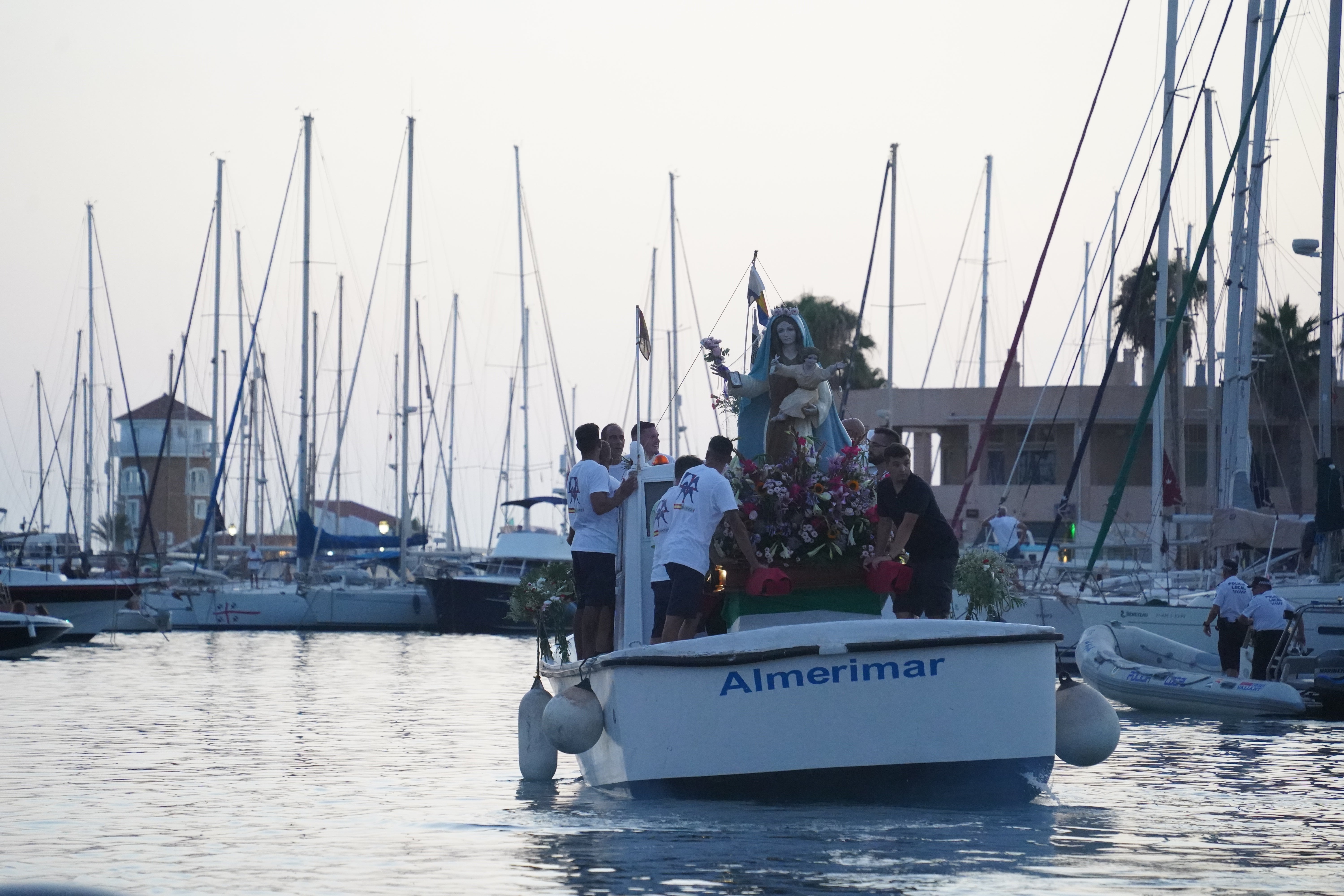 Almerimar rinde honores a su patrona la Virgen del Carmen