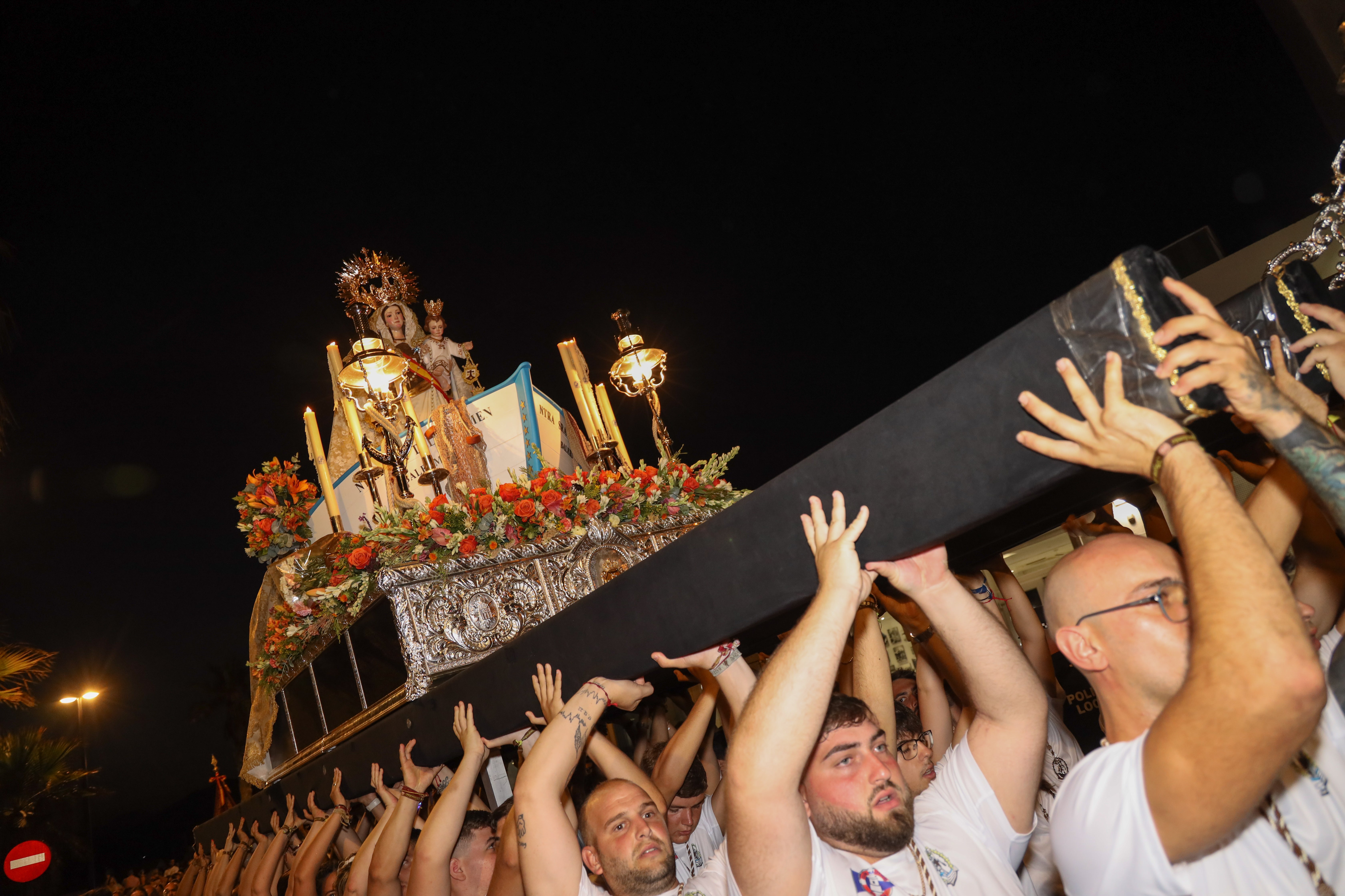 La Virgen del Carmen se echa a la mar en Balerma arropada por los fieles
