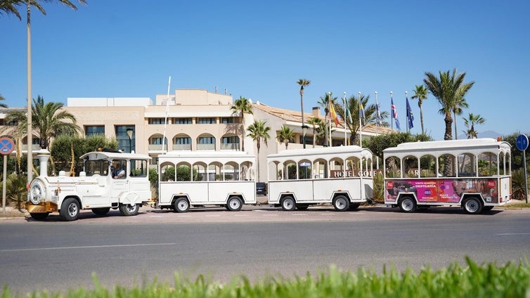 Un tren turístico recorre varios de los principales enclaves de Almerimar durante el verano