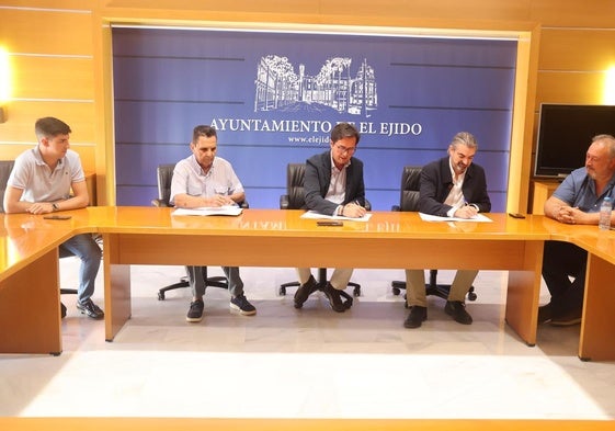Ayuntamiento, Junta Central de Usuarios y la UTE firmaron un convenio para la implantación de la planta piloto.