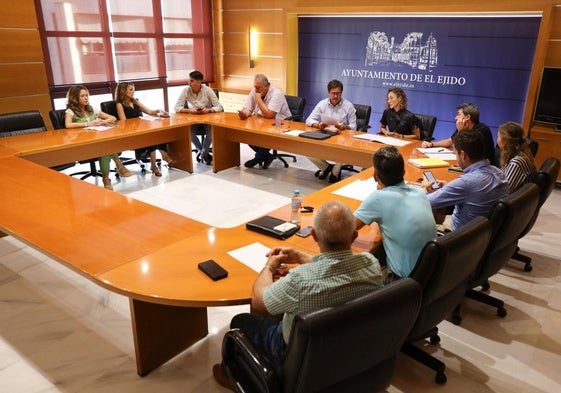 El alcalde de El Ejido, en una reunión con su equipo.