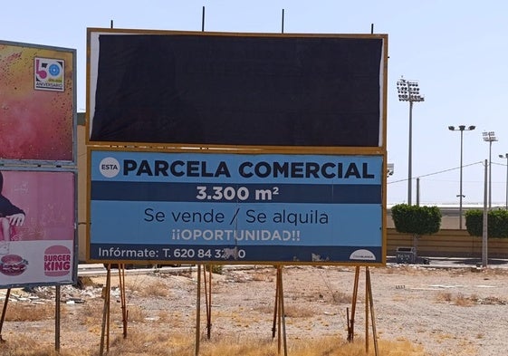 La valla colocada por Vox, cubierta con una lona negra.